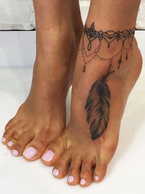 Tatouage plume avec chaine de cheville en noir et gris